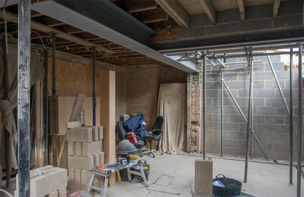 Bei einer Kellersanierung wird ein feuchter Keller getrocknet oder komplett saniert