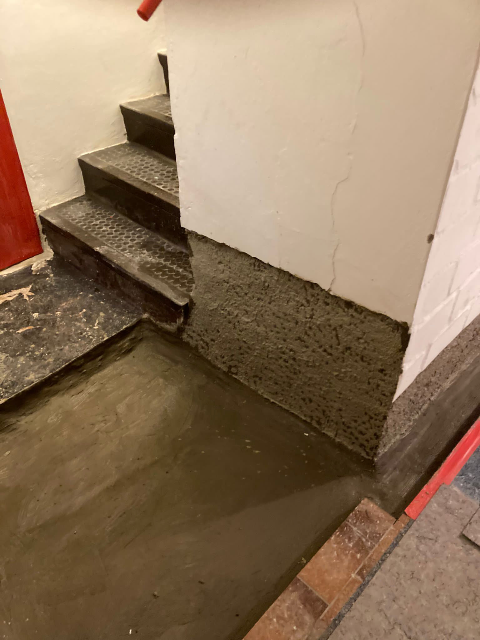 Einbringen einer flexiblen Dichtschl&auml;mme (Boden) und Spritzbewurf als Vorbereitung f&uuml;r Sanierputz (Wand)