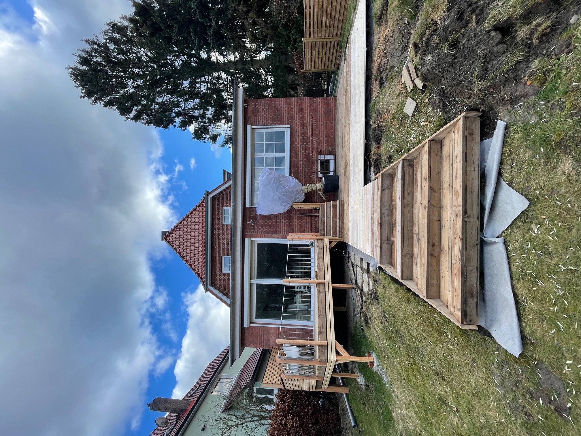 Der neue Anbau und die sch&ouml;n angelegte Sommerterrasse