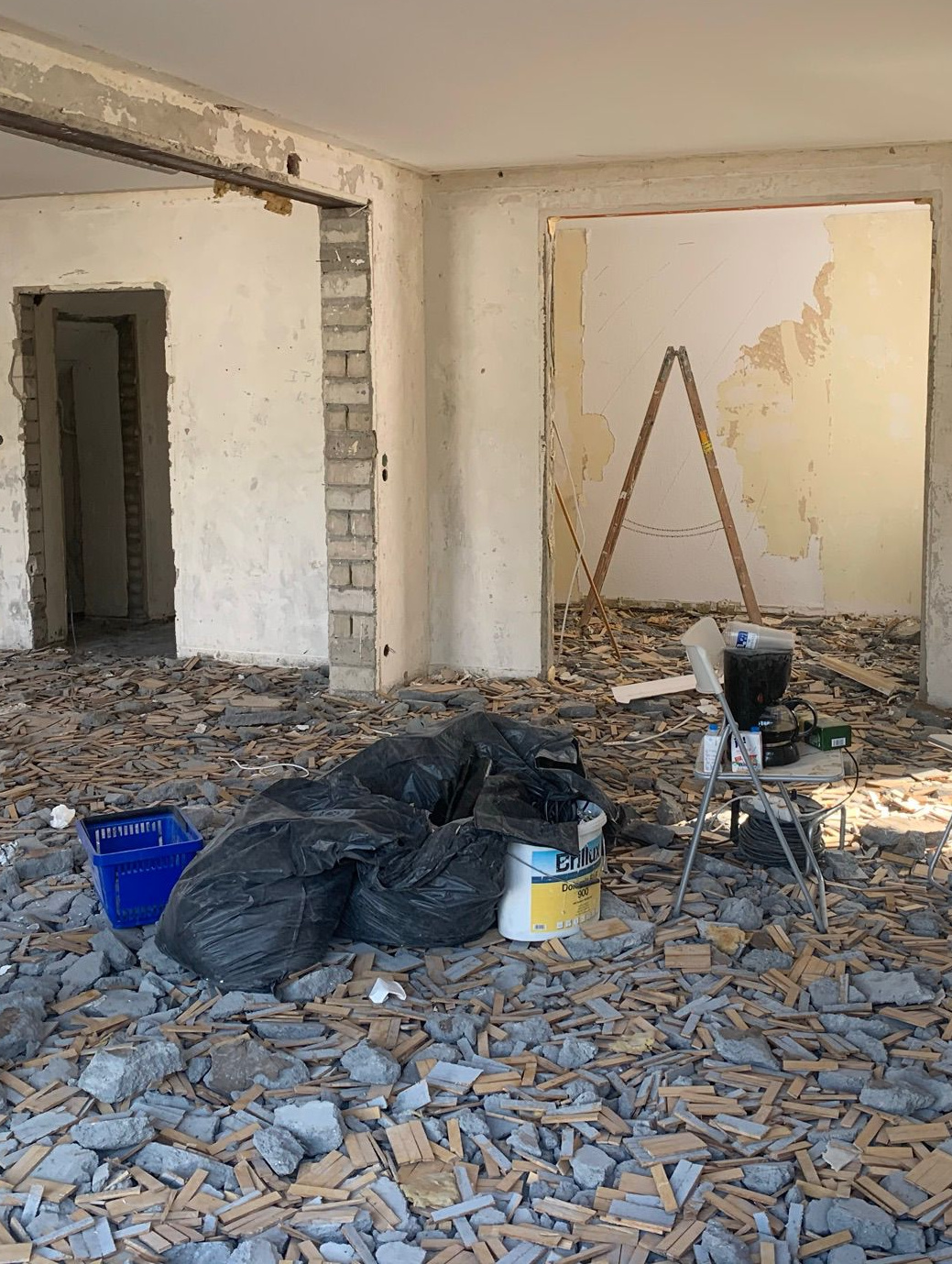 Entkerntes Wohn- und Esszimmer